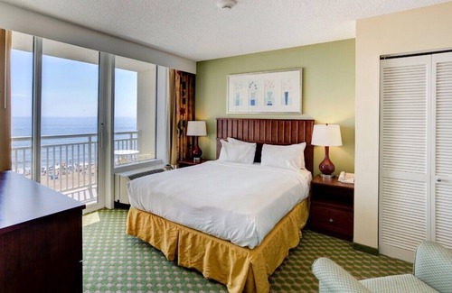 Northeast Virginia Beach Hotel | Luxury Beachfront Resort Studio w/Kitchenette in VA Beach Sleeps 2