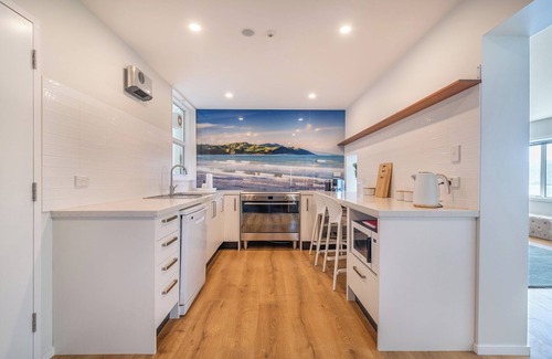 Wellington Apartment | Luxury Beachfront apartment. Minute's walk from Wellington CBD