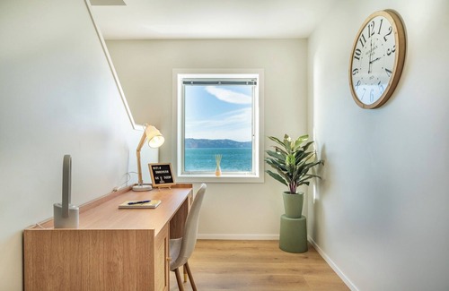 Wellington Apartment | Luxury Beachfront apartment. Minute's walk from Wellington CBD