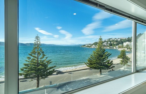 Wellington Apartment | Luxury Beachfront apartment. Minute's walk from Wellington CBD