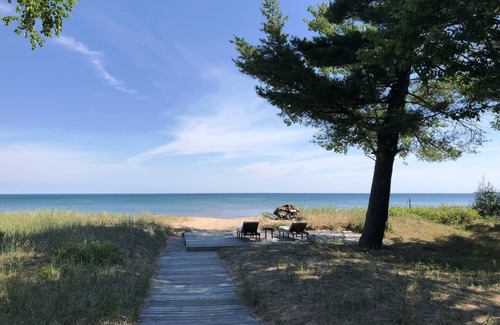 Rumely House | Luxury beachfront retreat15 minutes to town