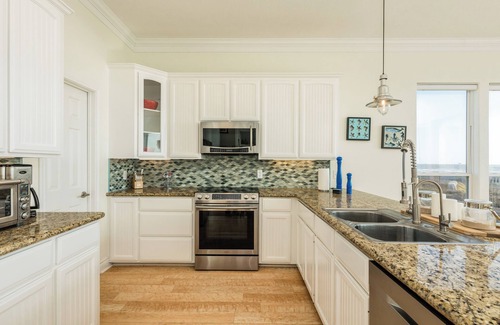 Port Bolivar House | Luxury | Beachfront | Large Deck | Group Ready