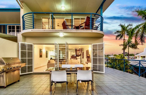 Cullen Bay Villa | Luxury Beachfront Villa | 5★ Location, Pool, Views