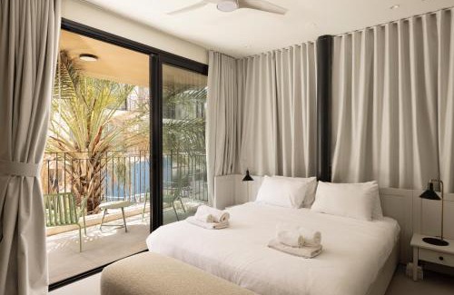 Kerem HaTeimanim Apartment | Luxury Beachside Duplex - Garden - Suite - Parking