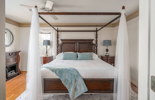 Williamsburg Bed & Breakfast | Luxury Bed & Breakfast Home known as Colonial Gardens B & B