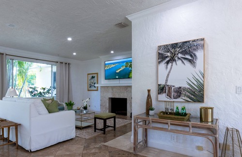 Bel Air House | Luxury Bermuda Villa in West Palm Beach Sleeps 12!