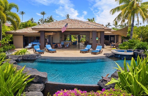 Kamuela House | Luxury Big Island villa steps away from the best beach, sleeps 10!