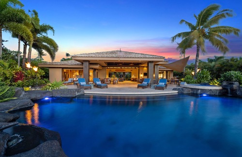 Kamuela House | Luxury Big Island villa steps away from the best beach, sleeps 10!