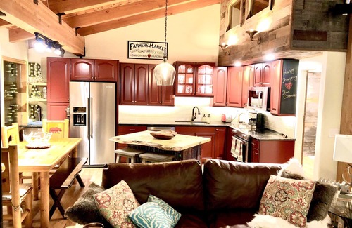 Mammoth Lakes Condo | Luxury Black Pass benefits, Ski-in-Ski-out, Bike-in-Bike-out, Stunning Views