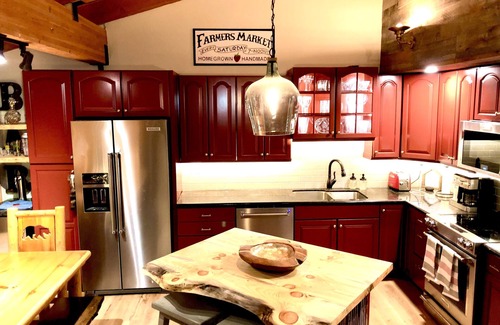Mammoth Lakes Condo | Luxury Black Pass benefits, Ski-in-Ski-out, Bike-in-Bike-out, Stunning Views