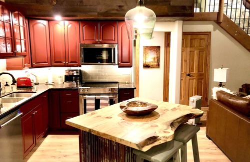Mammoth Lakes Condo | Luxury Black Pass benefits, Ski-in-Ski-out, Bike-in-Bike-out, Stunning Views