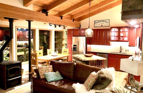 Mammoth Lakes Condo | Luxury Black Pass benefits, Ski-in-Ski-out, Bike-in-Bike-out, Stunning Views