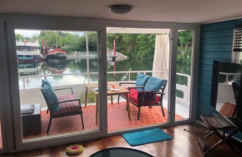 Draveil Boat Rental | Luxury boat at the gates of ParisFoot ashore for the Olympic Games