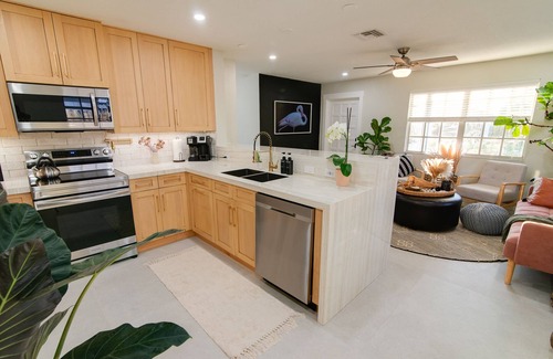 Southwest House | Luxury Boho Cottage Fully Fenced In Near Beach, Zoo & Shopping