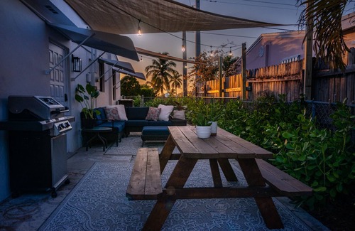 Southwest House | Luxury Boho Cottage Fully Fenced In Near Beach, Zoo & Shopping