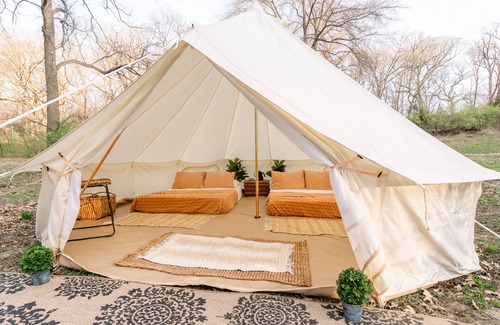 Kansas City RV Rental | Luxury Boho Style Glamping -15 Mins to Downtown KC