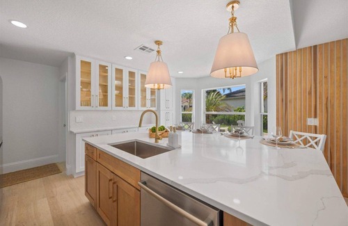 Wellington House | Luxury Boutique Equestrian Oasis, near WEF/Polo/Beaches. Heated Pool & Fire Pit.
