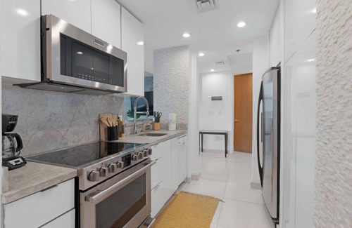 Brickell Apartment | Luxury Brickell 3BD Free Parking - Pool - Bay View