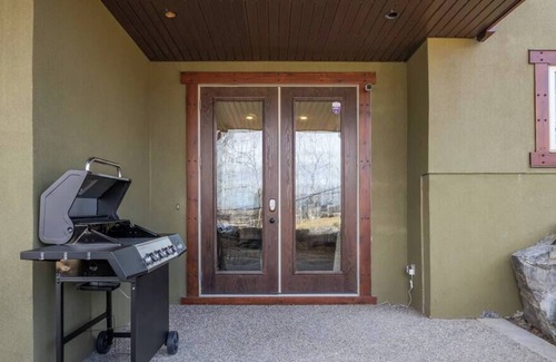 Calgary House | Luxury BSMT, Banff Pass, Pool Table, Steam Shower