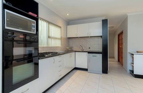 Hout Bay House | Luxury bungalow for 6 close to Cape Town centre and beach.
