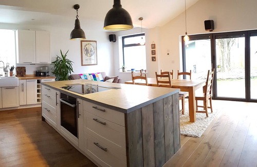 Crantock House | Luxury bungalow, stunning views, only minutes from beautiful Crantock beach