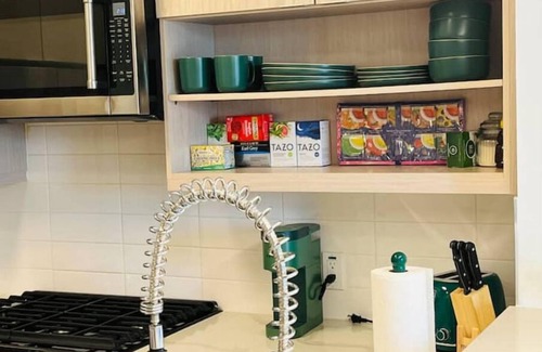 West Hollywood Apartment | Luxury by the Grove and LACMA free parking , gym hot jacuzzi