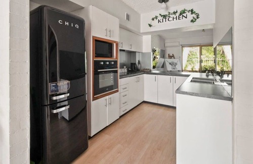 Wagga Wagga Apartment | Luxury by the Lagoon - Water Views, 3 Mins to CBD