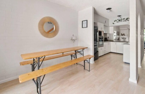 Wagga Wagga Apartment | Luxury by the Lagoon - Water Views, 3 Mins to CBD