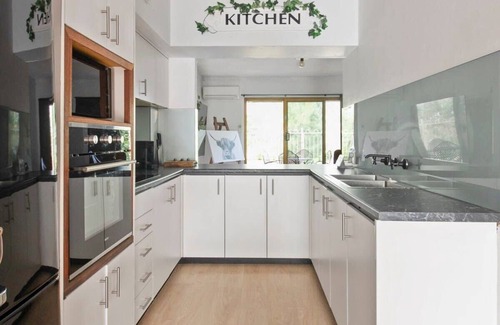 Wagga Wagga Apartment | Luxury by the Lagoon - Water Views, 3 Mins to CBD