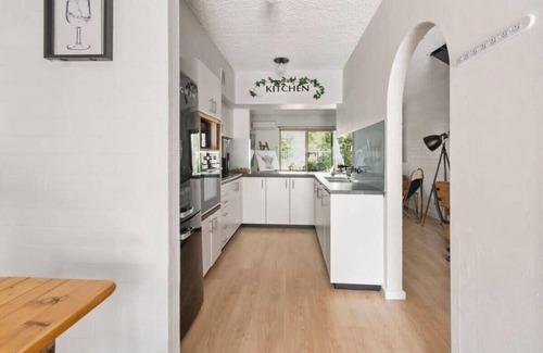 Wagga Wagga Apartment | Luxury by the Lagoon - Water Views, 3 Mins to CBD