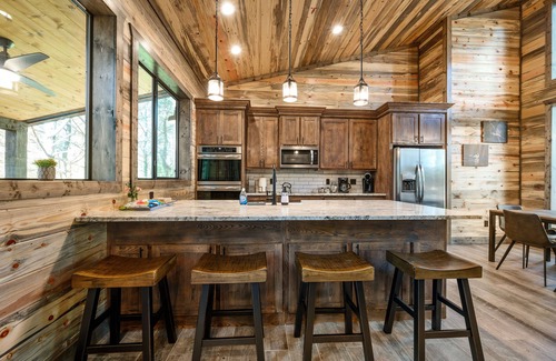 Broken Bow Cabin | Luxury Cabin, 2 BR 2.5 Bath, Sleeps 9 max, 2 Pets Max with Pet Fee