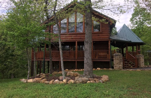 Gatlinburg - Pigeon Forge Cabin | Luxury Cabin, 4 BD/4BA Suites,Half Bath, Game RM, Media RM, Fireplaces, Hot Tub