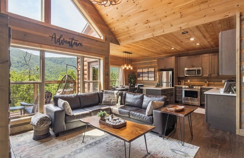 Wears Valley Cabin | Luxury cabin! Amazing Mountain Views! Hot Tub! Movie Room! Pet-friendly! Peloton
