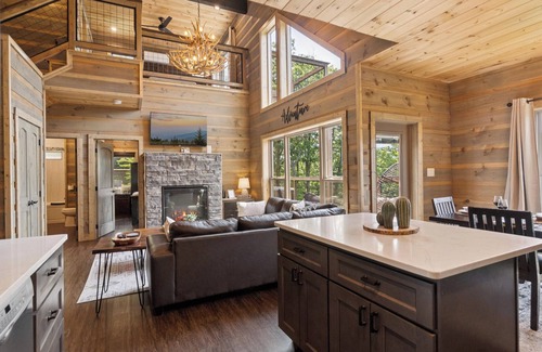 Wears Valley Cabin | Luxury cabin! Amazing Mountain Views! Hot Tub! Movie Room! Pet-friendly! Peloton