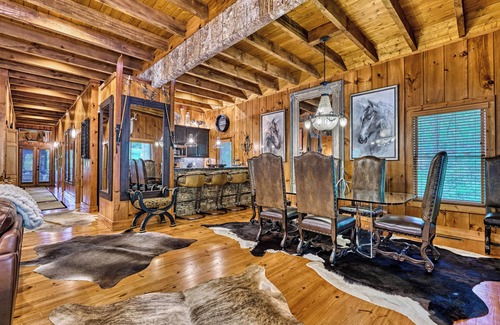 Highlands Cabin | Luxury Cabin, Big Porch w/Wood Burning Fireplace, Quiet NBRHood, Mins to Main St