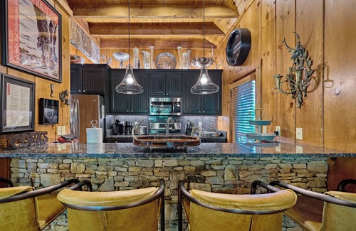 Highlands Cabin | Luxury Cabin, Big Porch w/Wood Burning Fireplace, Quiet NBRHood, Mins to Main St
