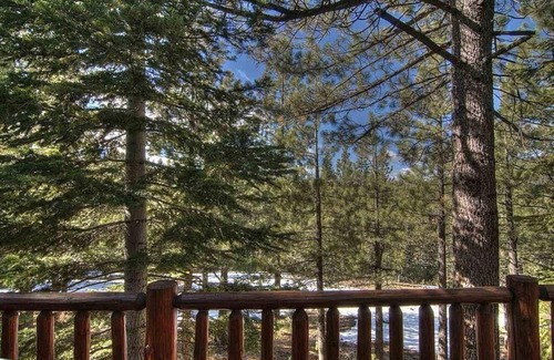 Truckee House | Luxury cabin close to Donner Lake and Tahoe's large ski resorts. Book now!