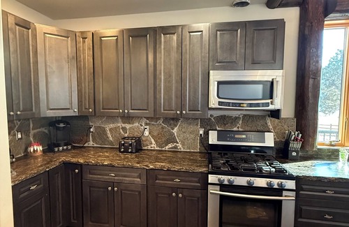 North Estates Cabin | Luxury Cabin! Lake View, Hot Tub, Theater, Billiards.