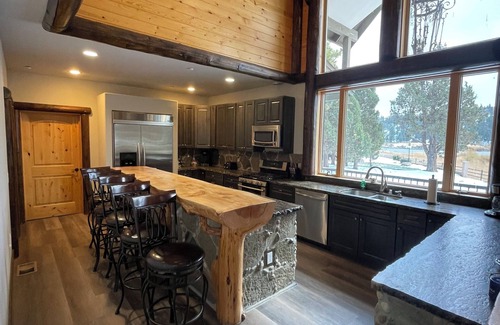 North Estates Cabin | Luxury Cabin! Lake View, Hot Tub, Theater, Billiards.