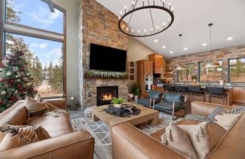 Lead House | Luxury Cabin Sleeps 24- Direct Trailhead & Clubhouse Access, Ample Parking!