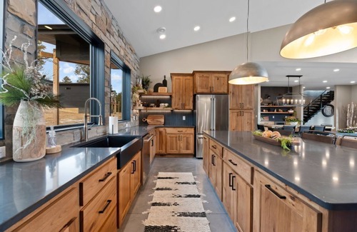 Lead House | Luxury Cabin Sleeps 24- Direct Trailhead & Clubhouse Access, Ample Parking!