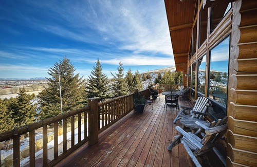 Red Lodge Cabin | Luxury Cabin w/Hot Tub, Fireplace, Minutes to Skiing