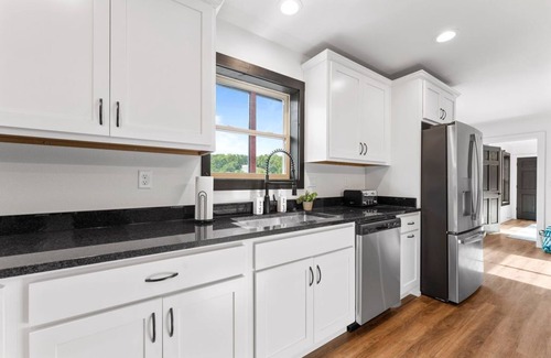Reeds Spring House | Luxury Cabin w/hot tub, pet frdnly, cmty pool
