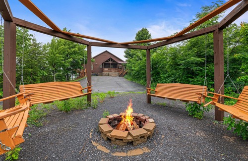 Wears Valley Cabin | Luxury Cabin w/Hot Tub, Two-Tier Deck, Panoramic Views & Free Attraction Passes