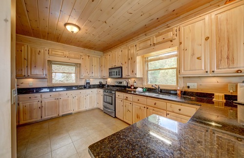 Mineral Bluff Cabin | Luxury Cabin w/Mountain Views, Game Room, Hot Tub, EV Charger & Fireplaces