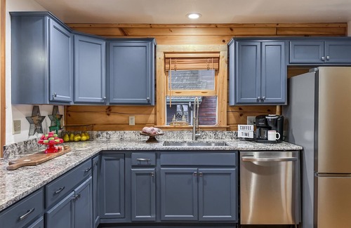 Wolf Laurel Cabin | Luxury Cabin w/Views + Hot Tub - August & Sept Steals