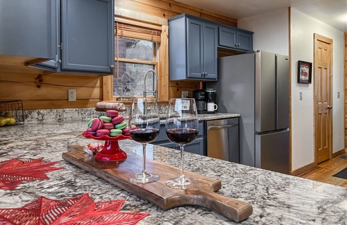 Wolf Laurel Cabin | Luxury Cabin w/Views + Hot Tub - August & Sept Steals