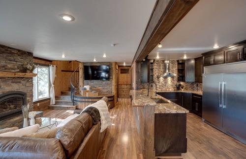 Tahoe Village Cabin | Luxury Cabin - Walk to Stagecoach Lift - Hot Tub - Mountain Views - Dogs Allowed