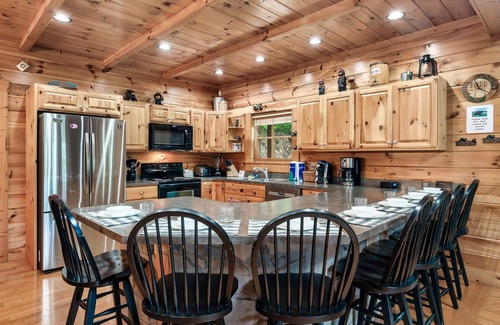 Pittman Center Cabin | Luxury Cabin with Breathtaking Views: Sleeps 16, Hot Tub, Pool Table, Games!