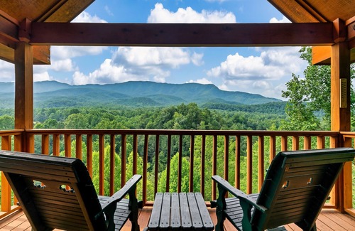 Pittman Center Cabin | Luxury Cabin with Breathtaking Views: Sleeps 16, Hot Tub, Pool Table, Games!